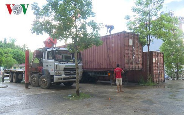 Phát hiện 2 container chứa 4 xe ôtô con bị bỏ lại ven đường