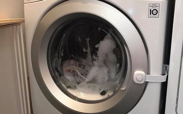Con trai báo tin dữ, bố mẹ lập tức đi kiểm tra và kinh hoàng phát hiện con gái la hét không ngừng trong máy giặt đang hoạt động