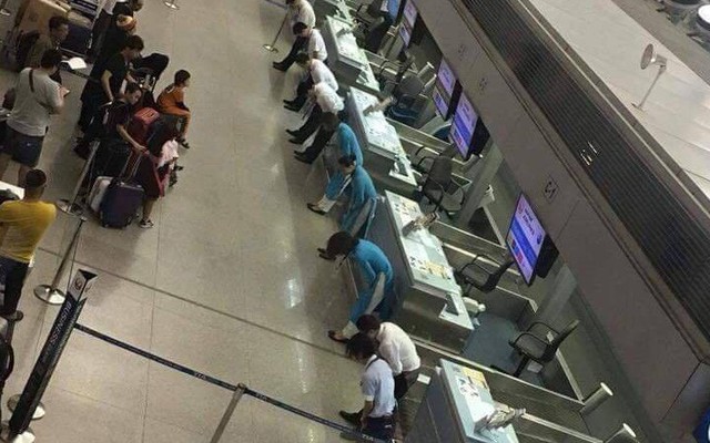 Bức ảnh 9 nhân viên sân bay cúi đầu xin lỗi hành khách và những bình luận xấu xí khiến dư luận bức xúc