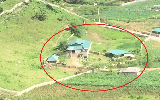 Căn nhà của "trùm ma túy" Nguyễn Văn Thuận ở Lóng Luông xây khá sơ sài trên quả đồi thấp
