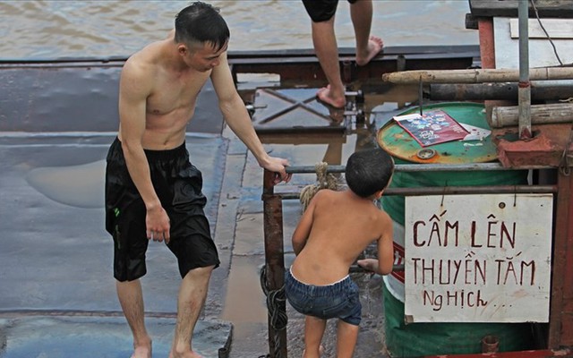 Ảnh ấn tượng: Bến đò biến thành bãi tắm, tử thần rình rập người dân