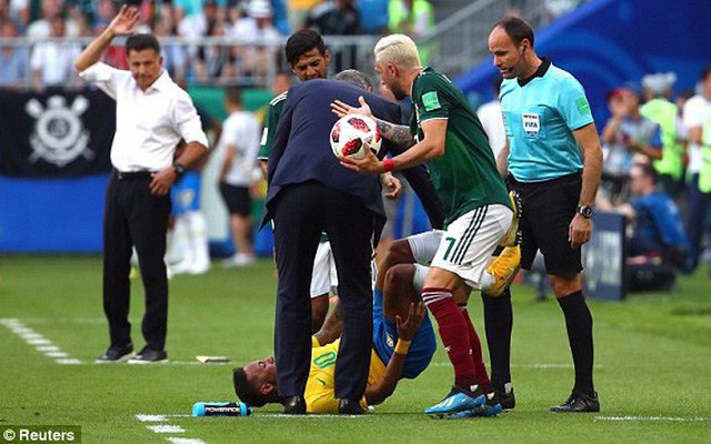 World Cup 2018: Ghi bàn thôi chưa đủ, Neymar còn "chói sáng" với pha diễn kịch đẳng cấp