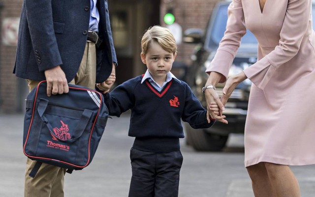 2 ngày nữa mới đón sinh nhật 5 tuổi, nhưng Hoàng tử George đã có "món quà" bất ngờ vô cùng đặc biệt từ Nữ hoàng