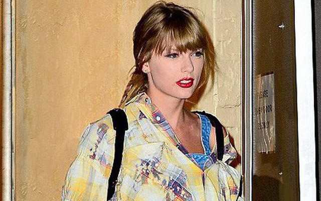 Vào studio thu âm, Taylor Swift cũng dùng "cả tấn" phấn trang điểm, làm mặt trắng bệch so với toàn thân