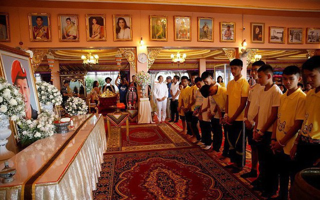 Sau ngày ra viện, đội bóng nhí Thái Lan đi chùa để cầu nguyện cho người thợ lặn đã mất khi giải cứu các em
