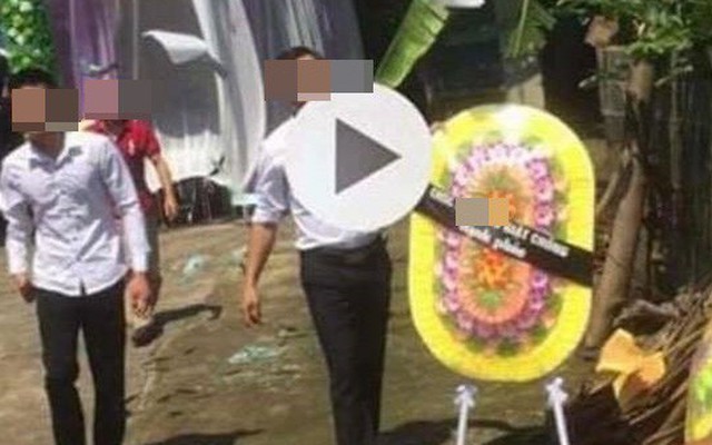 2 con gái gửi vòng hoa tang đến mừng đám cưới của bố và nhân tình trẻ