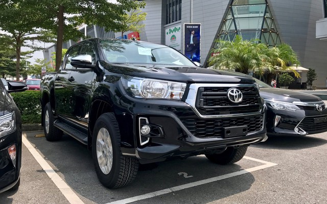 Cận cảnh "hàng nóng" Toyota Hilux 2018 nhập khẩu vừa cập bến