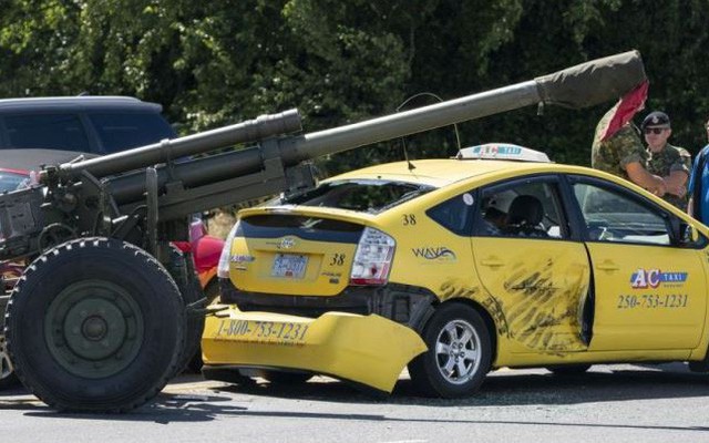Khẩu pháo 'lạc đường' đâm toạc xe taxi tại Canada