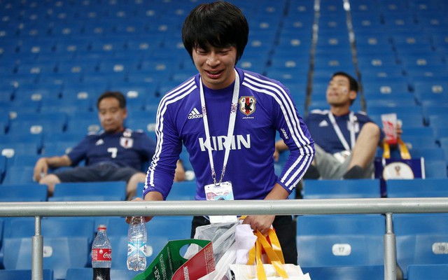 Chưa lau hết nước mắt sau thất bại, CĐV Nhật đã bảo nhau dọn dẹp sạch khán đài World Cup