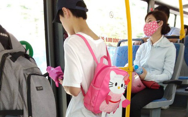 Thanh niên đeo balo hồng trên xe bus được 500 chị em ầm ầm "xin link" dù chỉ nhìn thấy... lưng