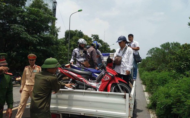 CSGT Hà Nội dùng xe chuyên dụng đưa dân qua vùng ngập