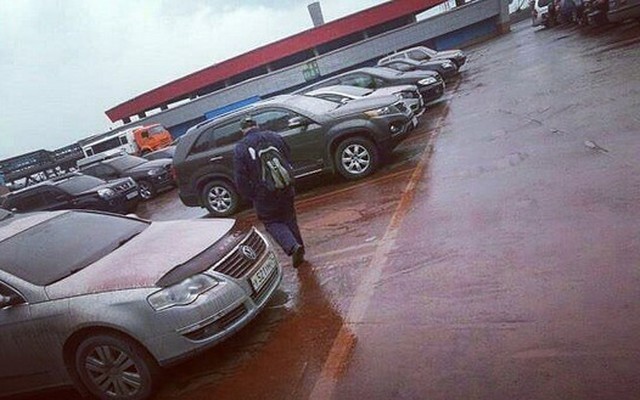 Lý giải ‘cơn mưa máu’ trút xuống bãi đỗ xe Nga