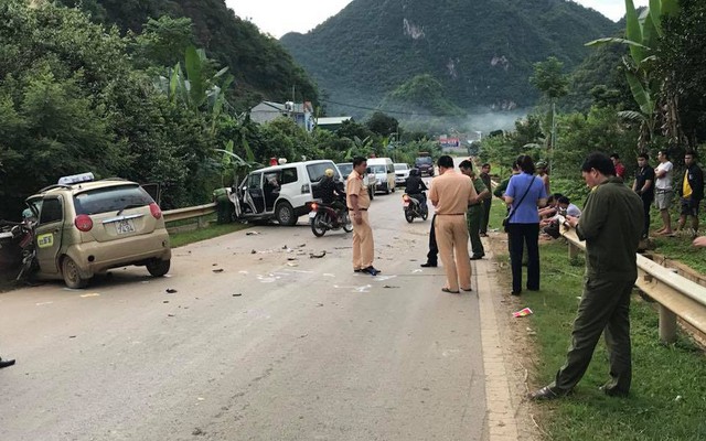 Xe cứu thương đấu đầu taxi, một người tử vong, 7 người bị thương