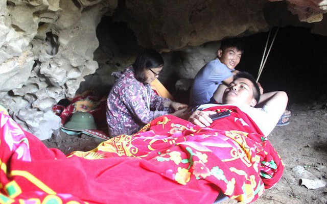 Người dân Nghệ An vác chăn vào hang để ngủ trong những ngày nắng nóng kỉ lục