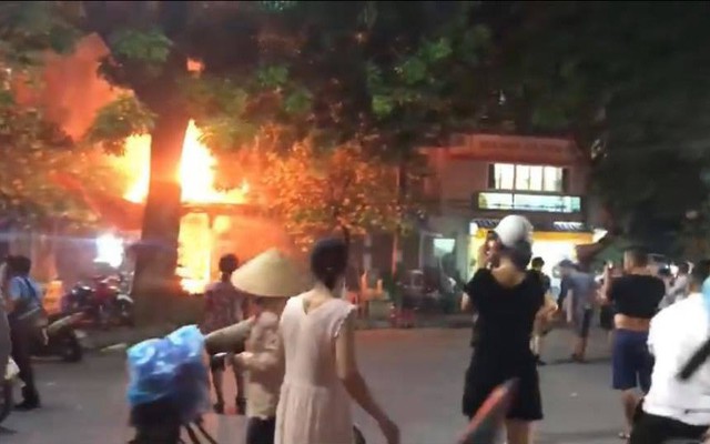 Hà Nội: Quán bia bốc cháy dữ dội, thực khách nhảy từ tầng 2 xuống đất thoát thân