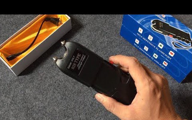 Hai thanh niên dùng kìm chích điện khống chế bảo vệ, cướp tài sản