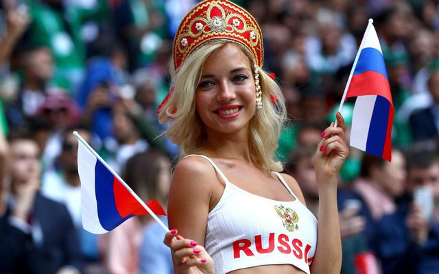Người đẹp phim "nhạy cảm" hứa lột đồ nếu Nga vô địch World Cup
