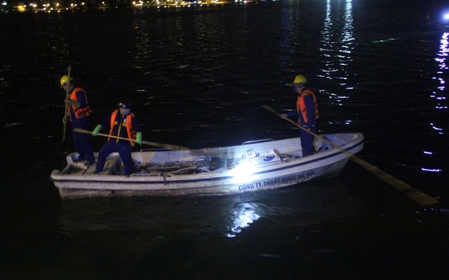 Công nhân thức trắng đêm chèo thuyền vớt cá chết ở Hồ Tây