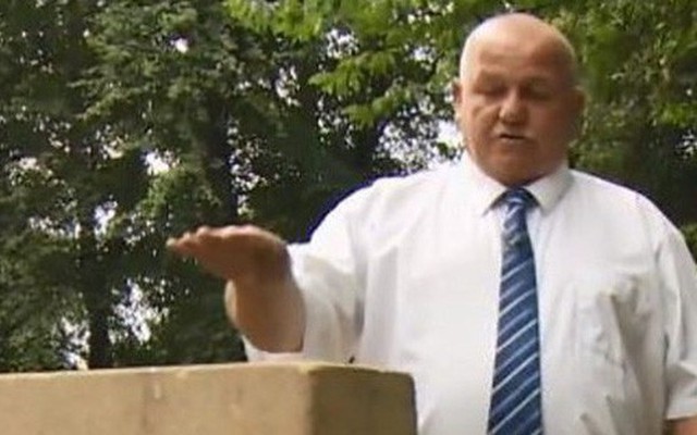 Anh: Ông lão tội nghiệp đi thăm nhầm mộ con gái suốt 30 năm mà không hay biết