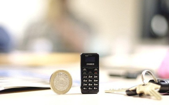Tra tấn chiếc điện thoại nhỏ nhất thế giới: Độ bền chỉ như một chiếc điện thoại đồ chơi