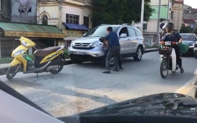 Va chạm giao thông, tài xế Honda CRV lao vào đánh nhau với người đi xe máy