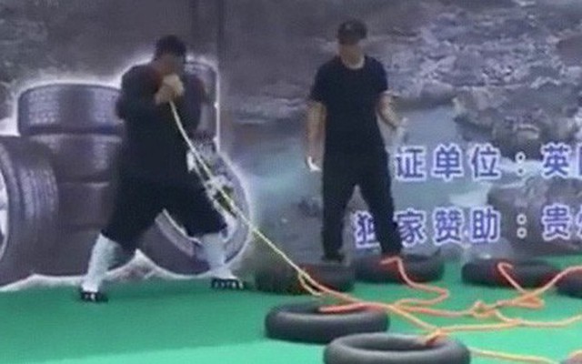 Trung Quốc: Võ sư lập kỷ lục Guinness nhờ dùng mũi thổi căng cùng lúc 12 săm ô tô