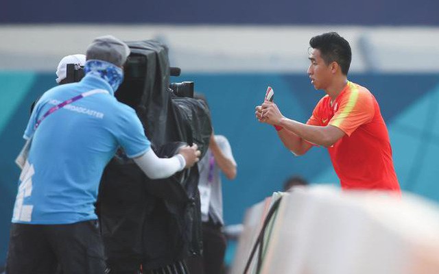 Asiad 2018: Sự thật cảm động sau pha ăn mừng hiếm gặp của cầu thủ U23 Trung Quốc