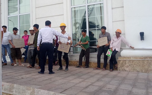 Công nhân tập trung trước khách sạn "dát vàng" đòi tiền lương