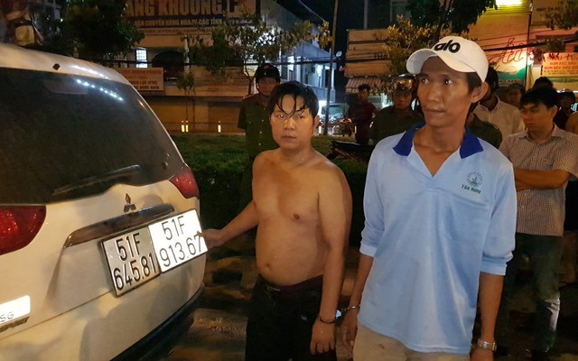 CSGT vây bắt 2 hai anh em ruột cùng 12.800 bao thuốc lá lậu trên "xế hộp" ở Sài Gòn