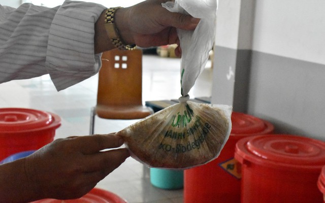 Bên trong quán cơm tấm nổi tiếng sử dụng nguyên liệu “lạ” ở Sài Gòn