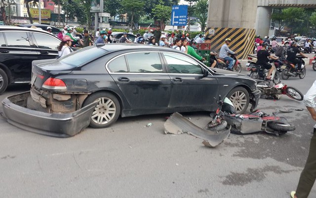 Vụ BMW đâm liên hoàn trước cổng Royal City: Nữ tài xế khai do vướng quai giày cao gót