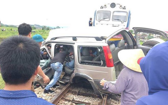 Về quê thắp hương ngày rằm, ô tô 7 chỗ bị tàu hỏa tông, 2 người tử vong tại chỗ