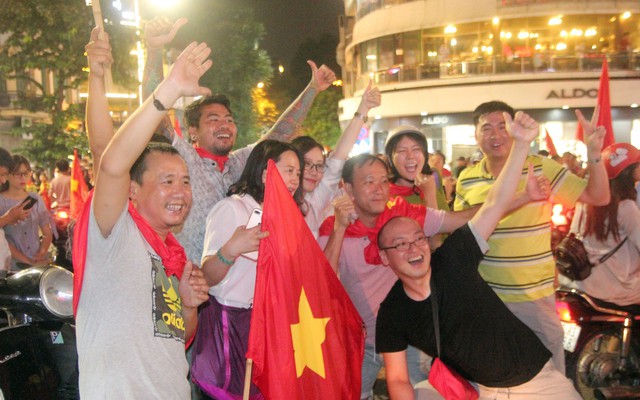 Đêm không ngủ ở Hà Nội sau chiến thắng ngây ngất lòng người của Olympic Việt Nam