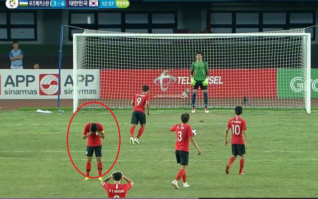 Son Heung-min quay mặt không dám nhìn đàn em đá quả penalty quyết định cho U23 Hàn Quốc
