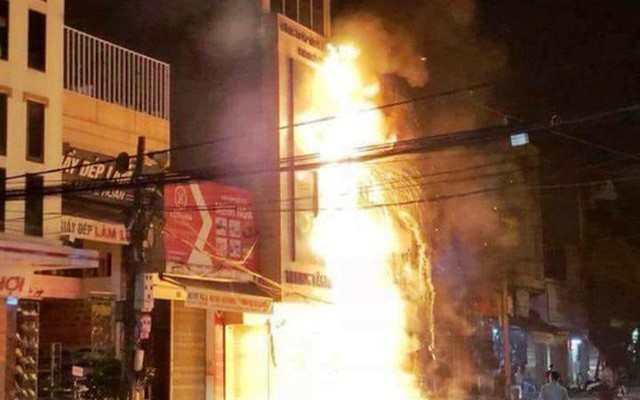Cháy lớn trên phố sầm uất nhất Thanh Hóa, tân Giám đốc Công an tỉnh tới hiện trường