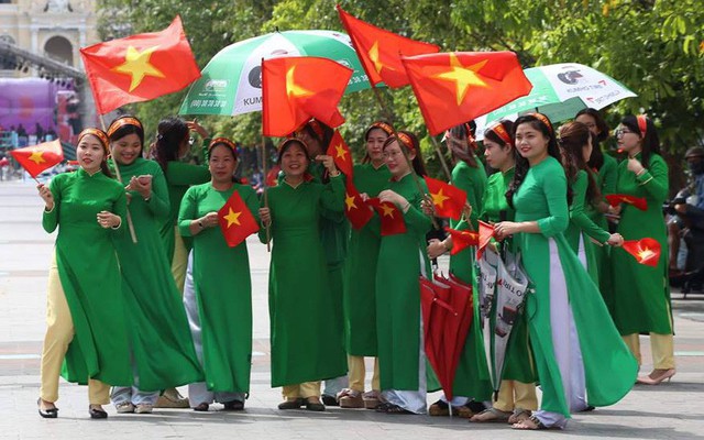 Các cô gái Sài Gòn mặc áo dài, mang cờ đỏ đi cổ vũ tuyển U23 Việt Nam