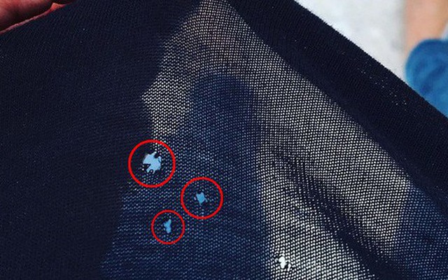 Bí ẩn những cái lỗ gây bực bội trên áo thun - tại sao cứ mặc vài lần là xuất hiện?