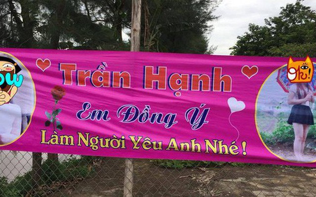 Góc yêu phải nói: Thanh niên in băng rôn, biểu ngữ kèm hình bạn gái treo trước cổng để tỏ tình