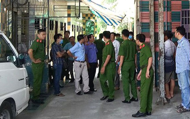 Nghe tiếng hét trong đêm, con trai tỉnh dậy thấy bố chém chết mẹ