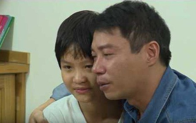 Công Lý bật khóc khi con gái đập lợn tiết kiệm, giúp bố trả tiền thuê nhà trọ