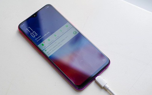 Đọ tốc độ sạc nhanh của Oppo F9 với iPhone X: Có được như quảng cáo?