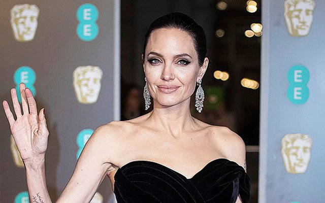 Gầy chỉ còn 34kg, xót xa nhìn Angelina Jolie như bộ xương khô di động