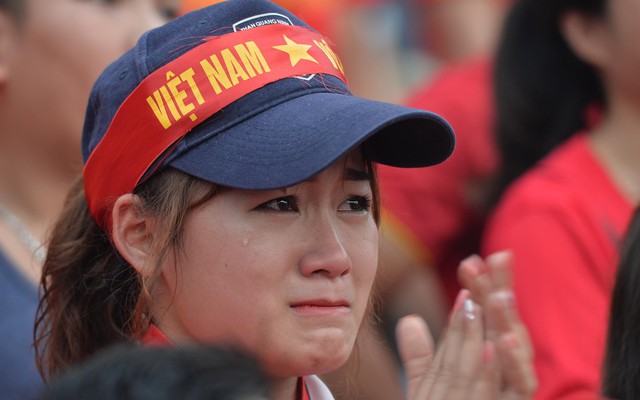 Nhiều cổ động viên nữ bật khóc khi Olympic Việt Nam hụt huy chương đồng