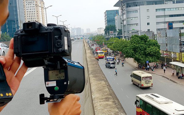 Theo chân CSGT dùng “mắt thần” bắt xe khách vi phạm