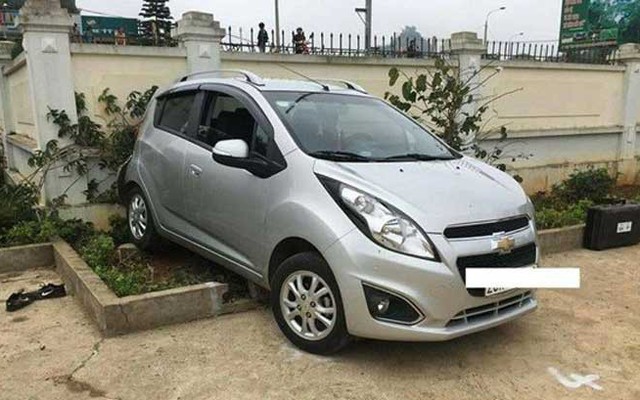 Bị xe tải ép vào trụ bê tông tử vong khi đang hướng dẫn xe này đi lùi