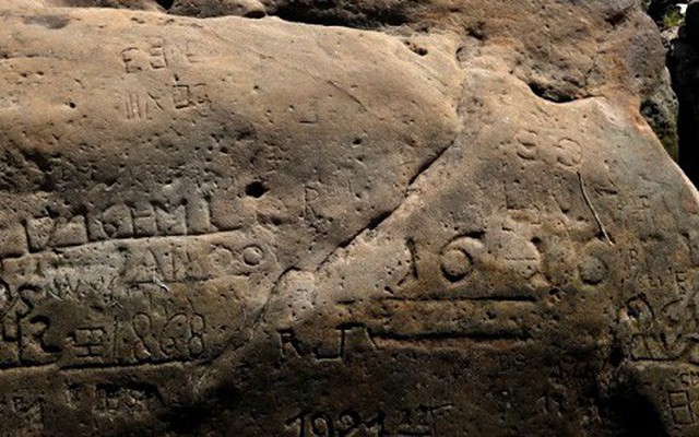 Phát hiện hòn đá cổ với dòng chữ cảnh báo tương lai châu Âu từ 400 năm trước