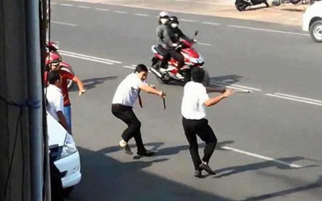 Tranh giành khách, tài xế xe ôm gọi người đánh gục đồng nghiệp trước bệnh viện ở Sài Gòn