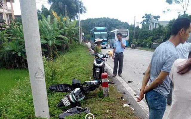 Quảng Ninh: Ô tô chở khách tông hai cha con đi xe máy tử vong