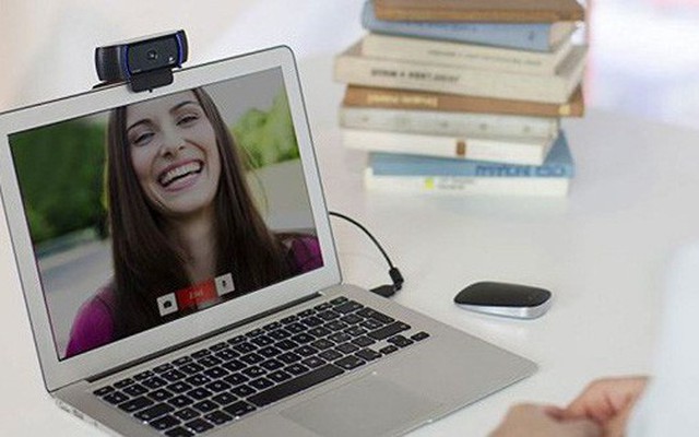 Chẳng cần chiếu vào màn hình nhưng webcam vẫn có thể tiết lộ website mà bạn đang xem