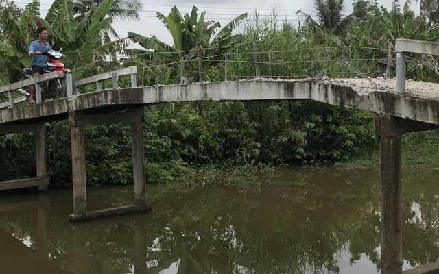 Nửa đêm, người đàn ông dẫn con trai và cháu nội đi đập phá cầu từ thiện